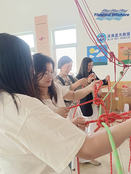 天(tiān)易海工攜手濱海藍天救援隊開展CPR心肺複(fù)蘇和(hé)基礎繩(shéng)結實地培(péi)訓活(huó)動 麻豆短视频海工攜手濱海藍天救援(yuán)隊開展CPR心肺複蘇和(hé)基礎繩結實地培訓活動