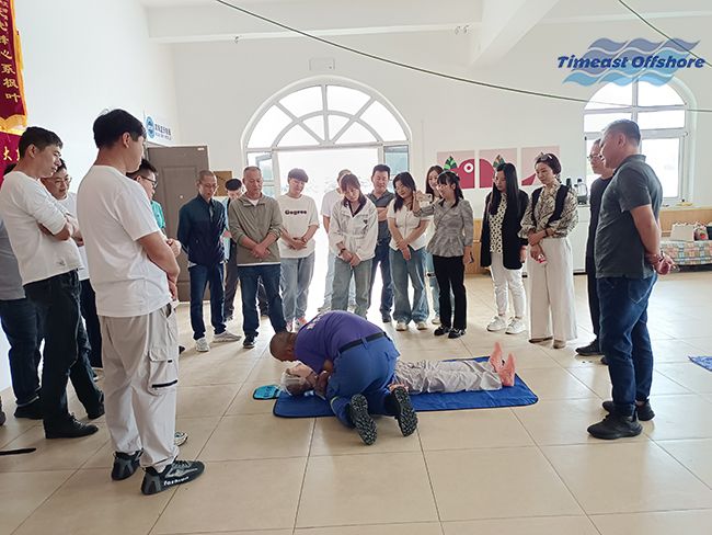 麻豆短视频海工(gōng)攜手(shǒu)濱海藍天救援隊開展CPR心肺複蘇和基礎繩結實(shí)地培訓(xùn)活動 麻豆短视频海工攜(xié)手濱海藍天救援隊開展CPR心肺複蘇和基礎(chǔ)繩結實地(dì)培訓活動
